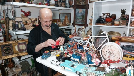 4 odalı dükkanda iğne atsan yere düşmez! 300 bin ürünlük koleksiyon için "Bu bir tutku" diyor - Yaşam
