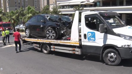 Ataşehir'de korkutan kaza! Ağaça çarpan otomobil karşı şeride geçti: 4 yaralı - 3. Sayfa