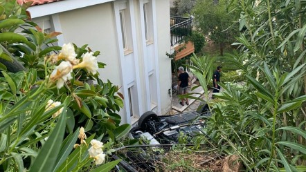 Marmaris'te otomobil evin bahçesine uçtu! Ölü ve yaralılar var - 3. Sayfa
