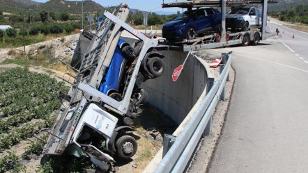 Amasya'da tır tarlaya uçtu, sıfır araçlar zarar gördü! Kaza anı kamerada - 3. Sayfa