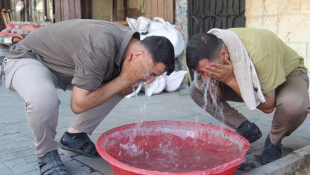 Hava 40 derece, onlar 200 derece sıcaklığın dibinde çalışıyor! "Herkes bu işi yapamaz" - Gündem