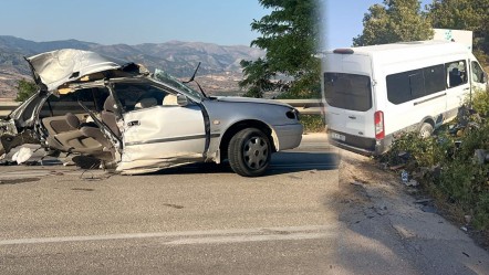 Minibüsle çarpışan otomobil ikiye bölündü! Feci kaza can pazarı kuruldu - 3. Sayfa