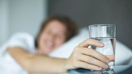 Sıcaklarda gece de su için! Su şişesi yatarken de baş ucunuzda bulunsun - Sağlık
