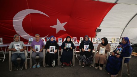 Diyarbakır annelerinden 'Terörsüz Türkiye' mesajı: Çocuklarımız da silah bırakacak, geri dönecek! - Gündem