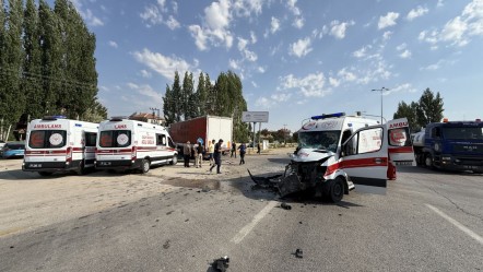 Hasta taşıyan ambulans, tırla çarpıştı: 5 yaralı - 3. Sayfa