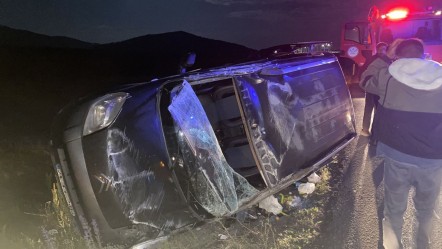 Kars'ta hafif ticari araç şarampole devrildi: 4 kişi yaralandı - 3. Sayfa