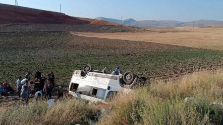 Konya’da tarım işçilerini taşıyan minibüs şarampole devrildi: Çok sayıda yaralı var - Gündem