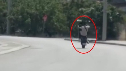 Trafikte yaptığı hareketler yürekleri ağza getirdi! Polis cezayı kesti - Gündem