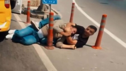 Adana'da yol kenarında ilginç kavga! Boğazını sıktı ve tek cümle duyuldu - 3. Sayfa