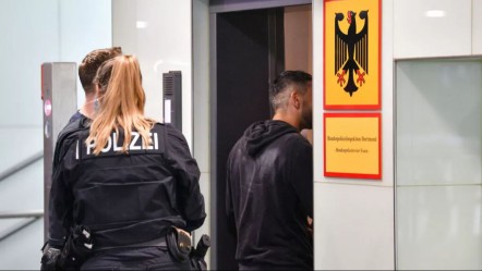 Alman polisi Türk konsolosluk görevlisinin evine baskın düzenledi! Gerekçesi şoke etti - Dünya