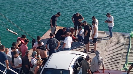 Feribotta panik anları! Bir anda suya atladı, vatandaşlar kurtardı - Yaşam