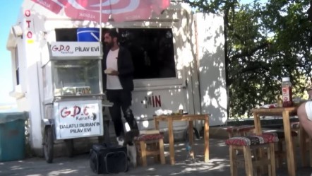 'Kolpaçino’nun ünlü oyuncusu Volkan Başaran şimdi sokakta pilav satıyor! Görenler gözlerine inanamadı - Magazin
