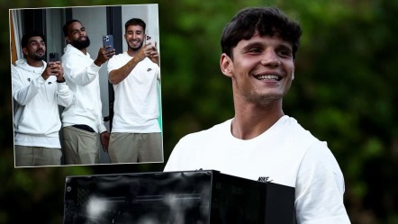 Genç futbolcu kampa öyle bir şey getirdi ki! Takım arkadaşları telefona sarıldı - Spor