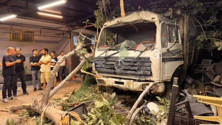 Kamyon, 8 metre yükseklikten restoran bahçesine uçtu! - 3. Sayfa