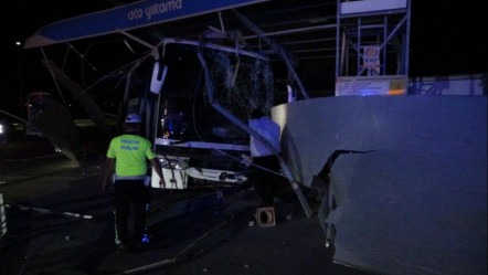 Malatya'da yolcu otobüsü, akaryakıt istasyonuna daldı! Çok sayıda yaralı var - 3. Sayfa