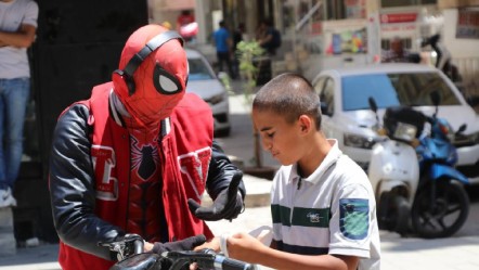 'Örümcek Adam' kostümünü giydi, Türkiye’yi dolaşmaya başladı! Nedeni herkesi duygulandırdı - Yaşam