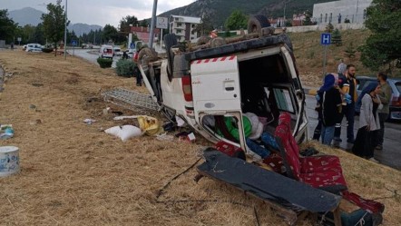 Kayganlaşan yolda minibüs devrildi: Çok sayıda yaralı var - 3. Sayfa
