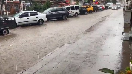 O ilçede sıcak hava bir anda yerini yağışa bıraktı! Sokaklar göle döndü, iş yerlerini su bastı - Gündem