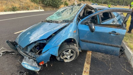 Refüje çarparak takla atan otomobilde can pazarı! - 3. Sayfa