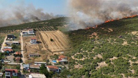 Yangın ilçe merkezine ulaştı, mahalleler boşaltıldı! Ekipler zamana karşı yarışıyor - Gündem