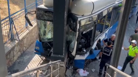 Ankara'da belediye otobüsü kaza yaptı! Çok sayıda yaralı var - Gündem