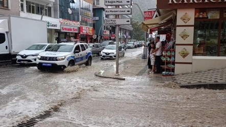 Bir yıl sonra yeniden oldu! 10 dakika yağmur yağdı, sokaklar göle döndü - Gündem