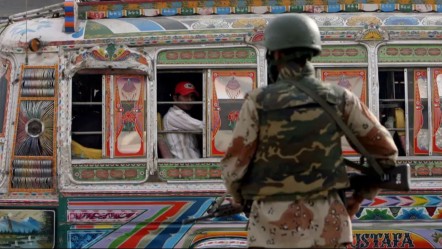 Pakistan'da terör saldırısı! Sivillerin olduğu otobüse kurşun yağdı: Ölü ve yaralılar var - Dünya