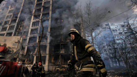 Trump'ın çağrısına rağmen Rusya bombaladı! Başkent Kiev'de ölü ve yaralılar var - Dünya