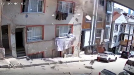 İstanbul'da yürekleri ağza getiren olay! 3 katlı binanın balkonu çöktü, vatandaşlar tahliye edildi - 3. Sayfa