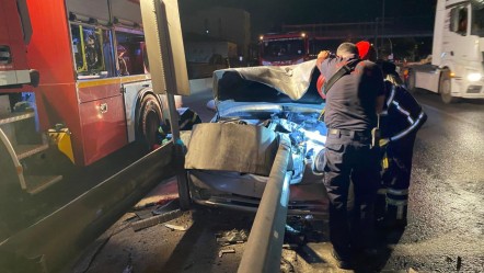 Otomobil bariyerlere ok gibi saplandı: Burnu bile kanamadan kurtuldu - Yaşam