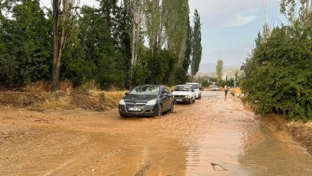 Antalya'nın Elmalı ilçesini sağanak, dolu ve hortum vurdu! - Gündem