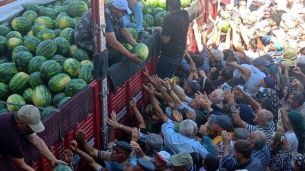 Hayırlı torun! Cuma namazı çıkışı tam 10 tonunu ücretiz dağıttı - Yaşam