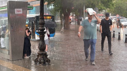 İki kentte yaz ortasında sağanak sürprizi! Trafik durdu, vatandaşlar sığınacak yer aradı - Yaşam