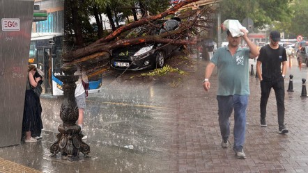 İki kentte yaz ortasında sağanak sürprizi! Trafik durdu, vatandaşlar sığınacak yer aradı - Yaşam