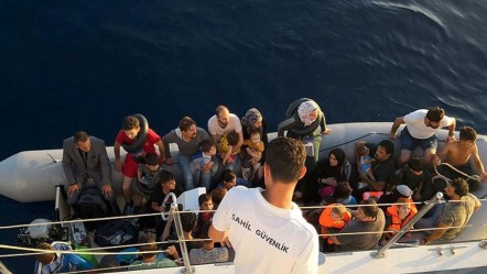 İzmir açıklarında 37 düzensiz göçmen kurtarıldı - 3. Sayfa