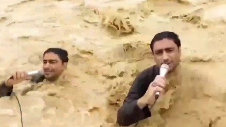 Dünya bu görüntüyü konuşuyor: Boğulmayı göze aldı, elinde mikrofonla yayın yaptı - Dünya