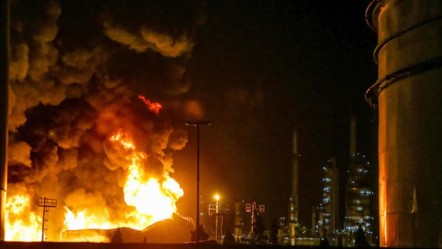Dünyanın en çok petrol üreten 10 ülkesinden biri! Petrol rafinerisi cayır cayır yandı, 1 kişi öldü - Dünya