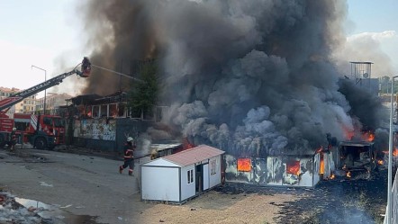 Malatya'da hırdavat mağazasında yangın paniği! Çok sayıda ekip sevk edildi - Gündem