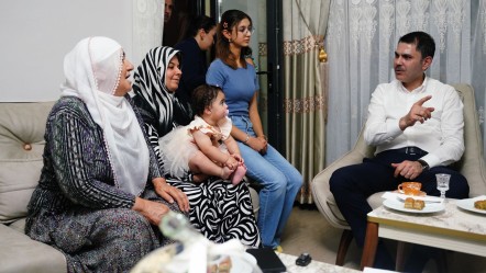 Bakan Kurum, Malatya'da yeni evlerine kavuşan depremzede aileye konuk oldu - Gündem