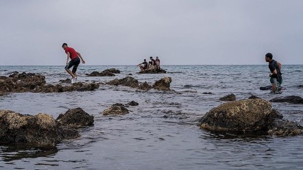 Ege'de düzensiz göçmen faciası! Tekne kayalıklara çarptı: 1 ölü - Dünya