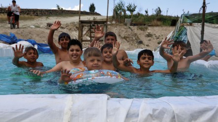 İmkansız dendi, o yaptı! Çocuklarla el ele verip köye havuz kurdu - Yaşam