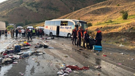 Sivas’ta yolcu otobüsü devrildi! Çok sayıda ölü ve yaralı var - 3. Sayfa