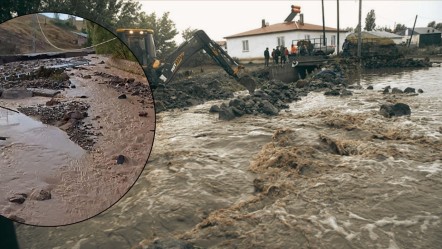 Yazın ortasında şiddetli yağış vurdu! Sel suları önüne çıkan her şeyi sürükledi - Yaşam