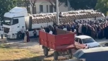30 ton ürünü ücretsiz dağıtıldı! Vatandaşlar sıraya girdi, çuval çuval aldılar - Ekonomi