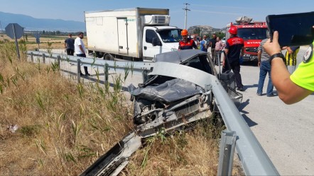 Bariyere ok gibi saplandı, hurdaya dönen araçtan canlı çıktı - Gündem