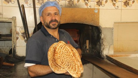 Fırıncılar odası zam, o ise indirim yaptı! Ekmeği zararına satıyor - Yaşam