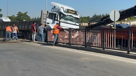 Kontrolden çıkan tır bariyerleri biçti! Camdaki yazı dikkat çekti - Gündem