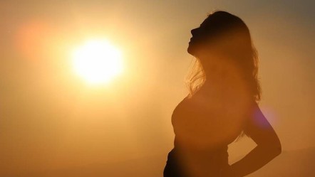 Güneşlenmek sanıldığı kadar masum değil! Uzmanlar uyardı: Cilt kanserine kadar gidiyor - Yaşam
