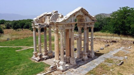 Ekipler harekete geçti! Dünyaca ünlü antik kentte yangın alarmı - kultur-sanat