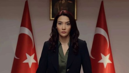 TRT kadrosundan boykot çağrısı yaptığı için çıkarılmıştı! Aybüke Pusat’ın yeni dizisinden fotoğraflar geldi - Magazin